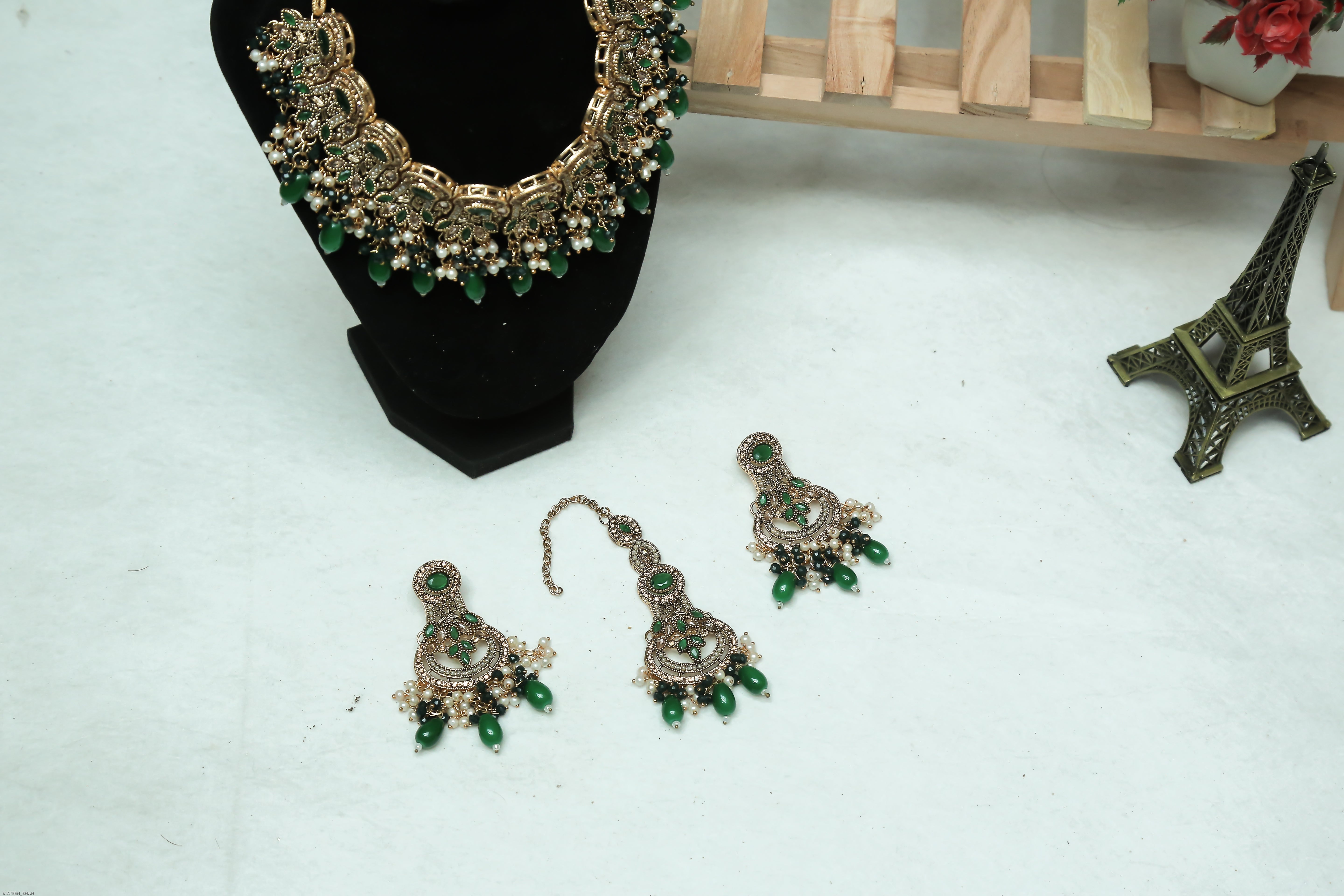 Green Hanging Necklace Set